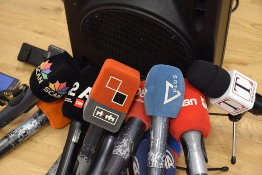 Raporti i KE: Gazetarët vazhdojnë të përballen me kërcënime, presione dhe kufizime