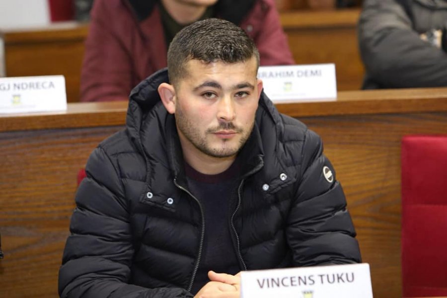Pjerin Ndreu falsifikon dorëheqjen e këshilltarit bashkiak, Vincens Tuku, pasi ky i fundit bëri atentat me armë 54-vjeçarit në Rrilë