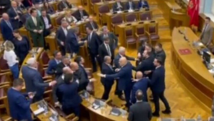 VIDEO/ Kaos në Parlamentin e Malit të Zi, konflikti verbal mes përfaqësuesve të pushtetit dhe opozitës