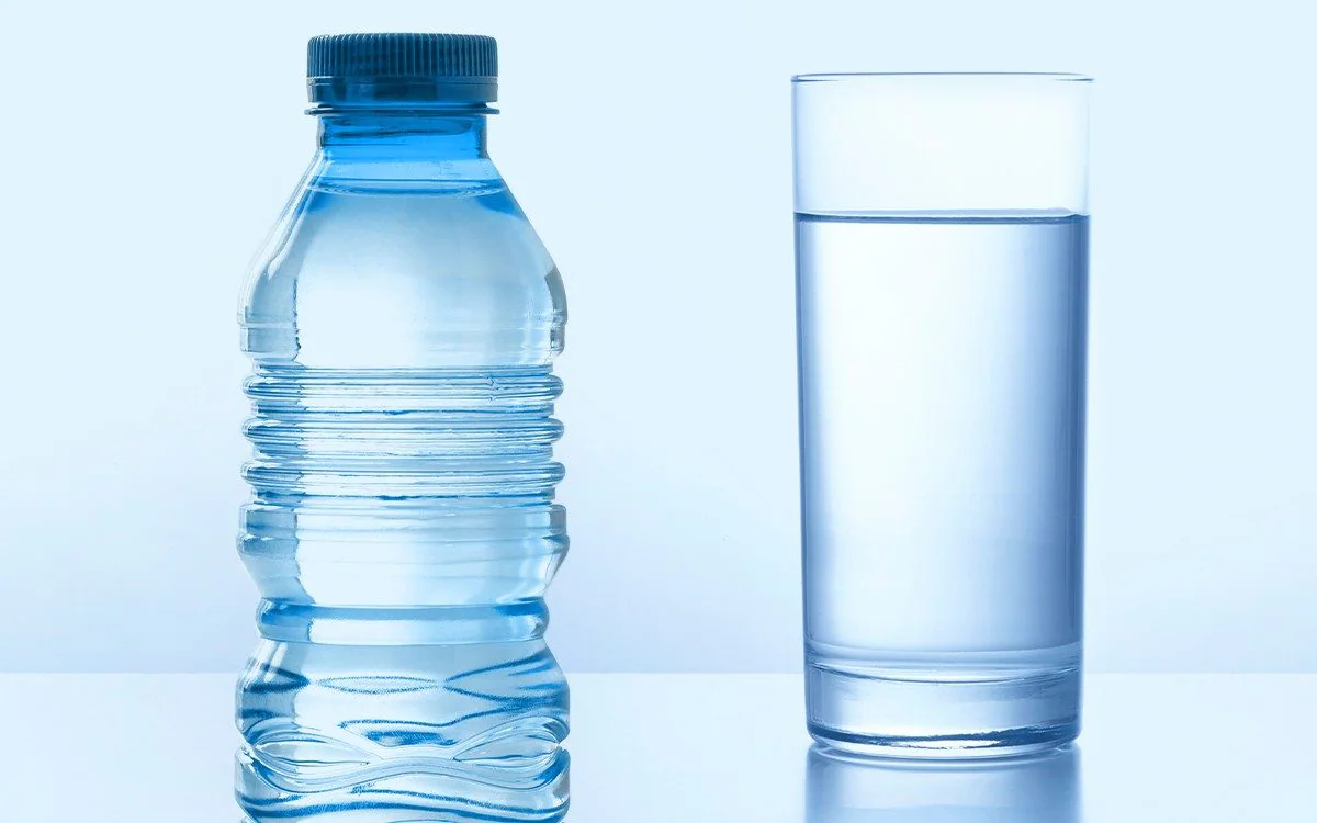 Pse shkencëtarët qëndrojnë larg ujit në shishe