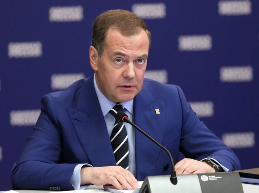 Medvedev ‘kërcënon’ Makronin: Rusia nuk ka më ‘vija të kuqe’ kur bëhet fjalë për Francën