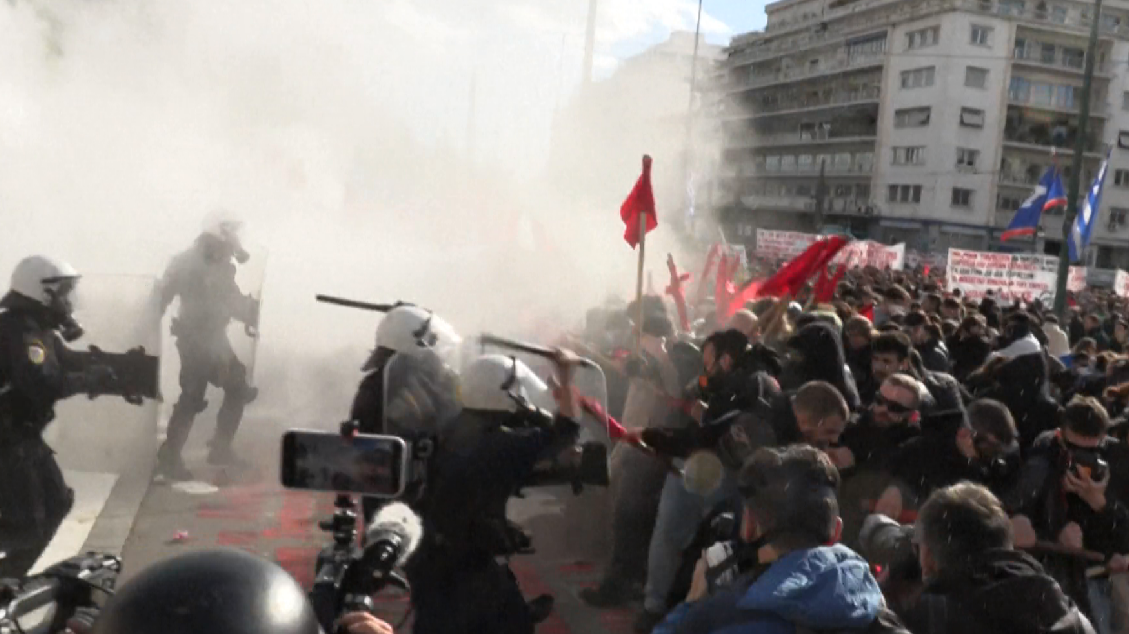 Ligji për universitetet favorizon të pasurit, shihni si protestojnë studentët në Greqi