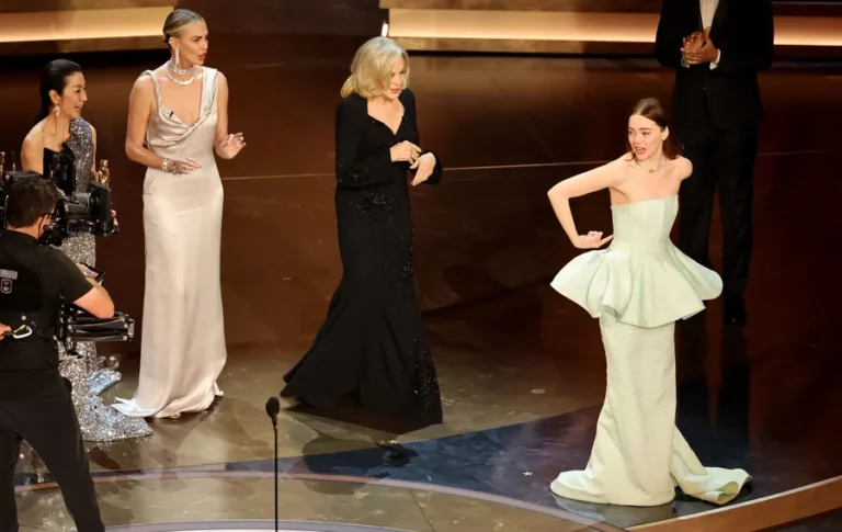Epike në 'Oscars', Emma Stone ngjitet në skenë me fustanin e zbërthyer