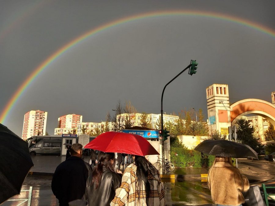 VIDEO+FOTO/ Qytetarët e Tiranës të mrekulluar nga fenomeni natyror i ylberit pasditen e sotme