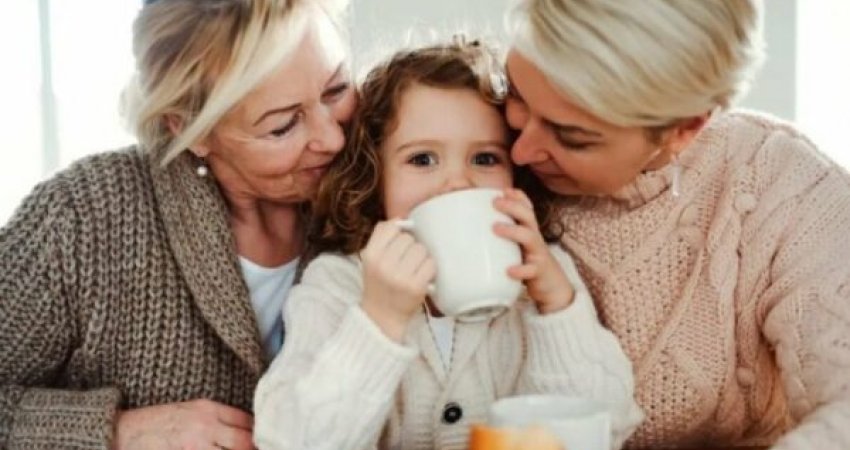 Tregon studimi: Gjyshërit mund të kenë një ndikim të rëndësishëm në shëndetin mendor të nënës 