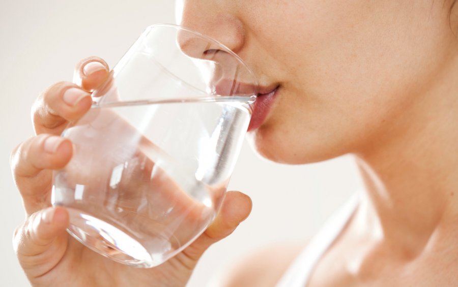 Para apo pas ngrënies – Kur është koha e duhur për të pirë ujë?
