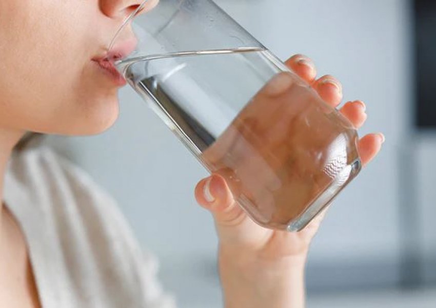 Uji i tepërt e dëmton shëndetin tonë, ja sasi e rekomanduar ditore për të plotësuar nevojat trupore