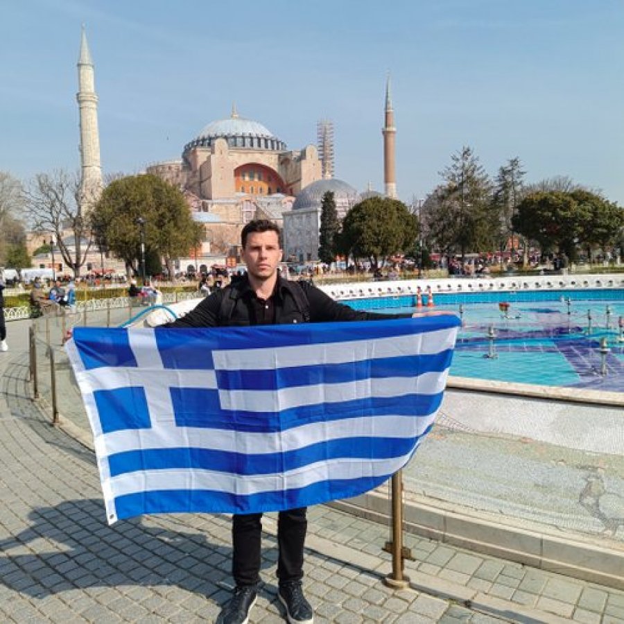 ‘Qyteti im i dashur, përgjithmonë grek’, i riu shpalos flamurin grek brenda Hagia Sophia, 
