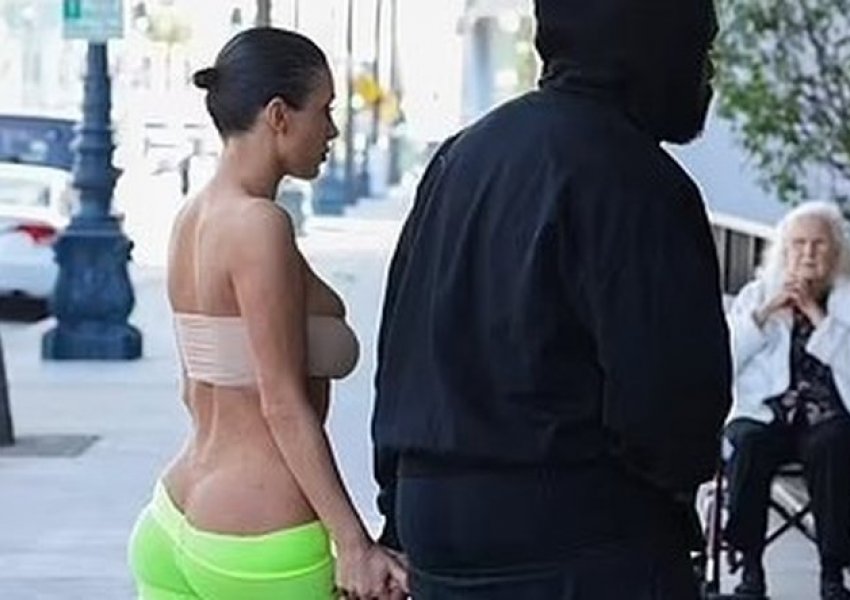 VIDEO/ Kanye West i ul pantallonat dhe ekspozon të pasmet e Bianca Censorit, habiten kalimtarët