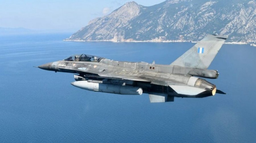 Rrëzohet avioni luftarak grek, piloti bie në det