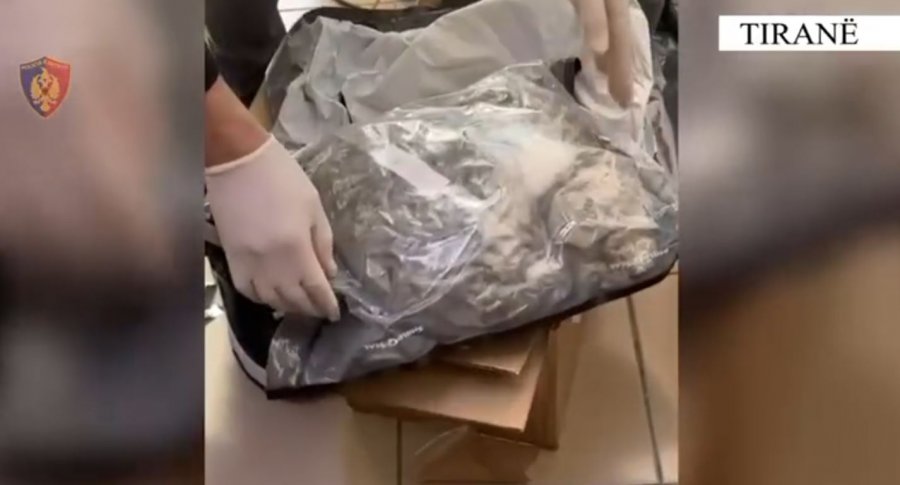 Trafik droge me postë nga SHBA në Shqipëri, si u zbulua ngarkesa në kutitë e rrobave? Agjentët u...