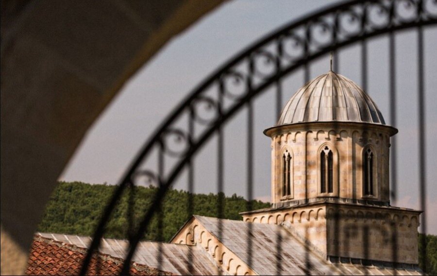 Manastiri i Deçanit regjistron pronësinë e 24 hektarëve tokë