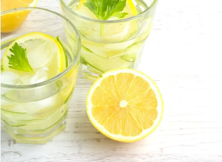 Përse duhet të pini ujë me limon në mëngjes?