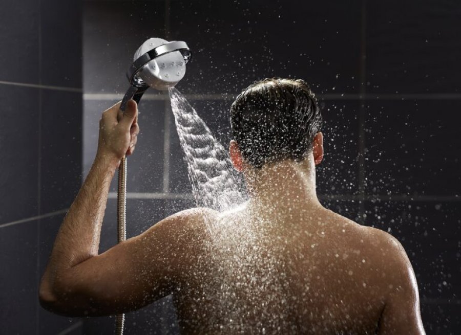Si të bëni dush në mënyrën e duhur, sipas dermatologëve