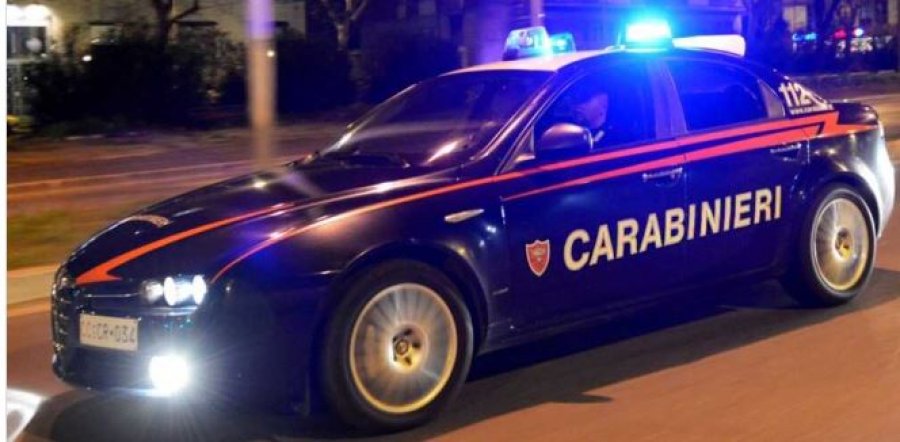 E rëndë në Itali, gruaja vret me gërshërë një burrë dhe më pas i hedh acid