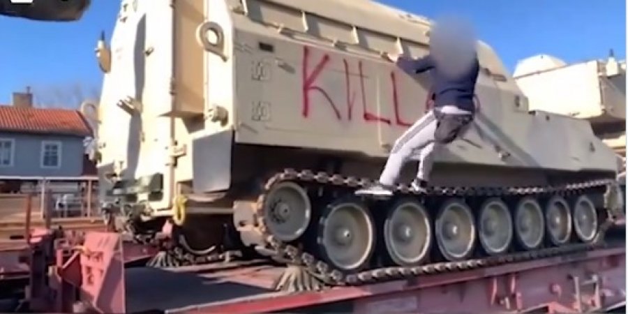 Grekët bllokojnë trenin me tanke amerikane destinuar për Ukrainën me thirrjet: Aleksandroupolis është një port i popullit, jo një bastion i imperialistëve