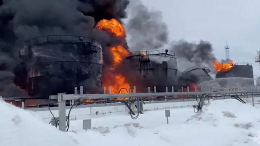 Ukraina refuzon këshillën e SHBA-ve: Do të godasim sërish rafineritë e naftës në Rusi