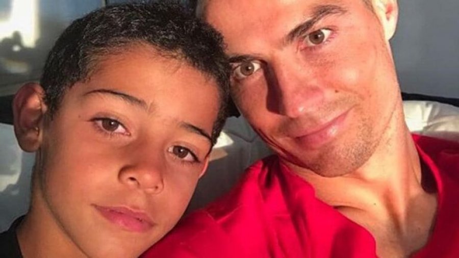 'Vërtetë ke fjetur këtu?'/ Ronaldo i tregon të birit shtëpinë e fëmijërisë