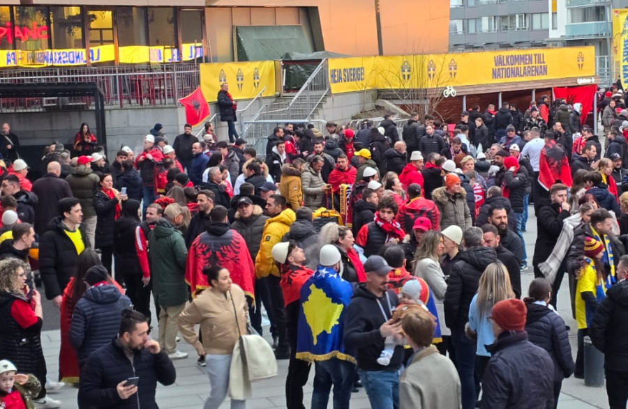 VIDEO/ Atmosfera në prag të ndeshjes me Suedinë, sheshi para stadiumit në Stokholm është kuqezi