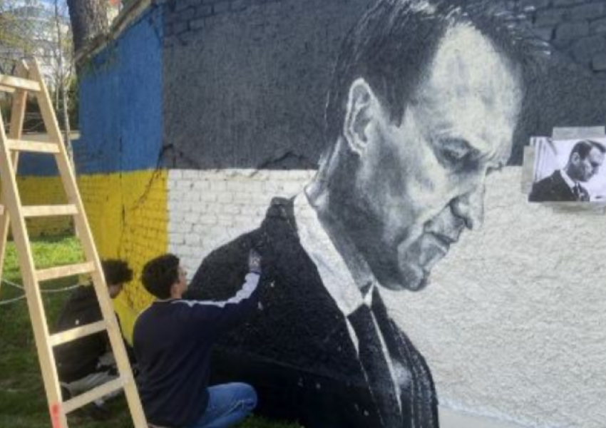 Dy portrete të mëdha të Navalny shfaqen në Vjenë