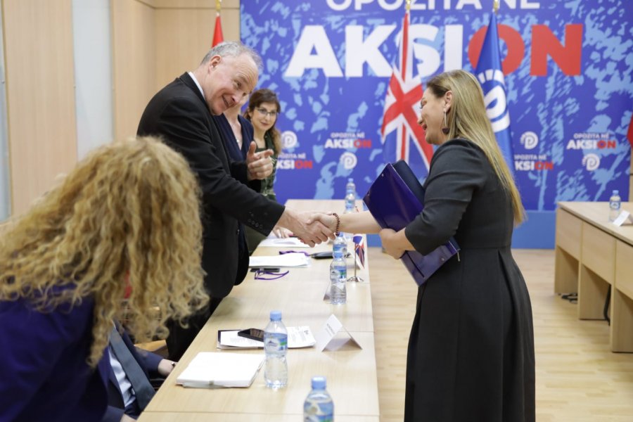 FOTO/ Deputetët britanikë në selinë blu: Marrëdhënie të shkëlqyera, PD themeluese e pluralizmit në Shqipëri