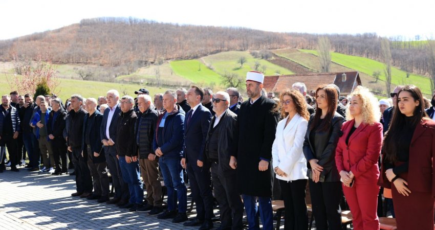 Bëhen homazhe në 25-vjetorin e masakrës së Izbicës