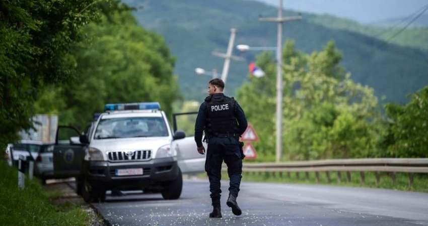 Eksperti i sigurisë paralajmëron: Grupet kriminale serbe po përgatiten për sulm në veri!