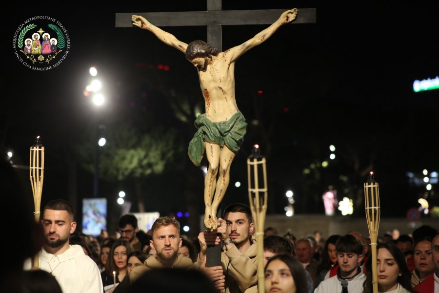 VIDEO/ Pashkët: besimtarët katolikë përshkojnë Udhën e Kryqit në Shkodër dhe Tiranë