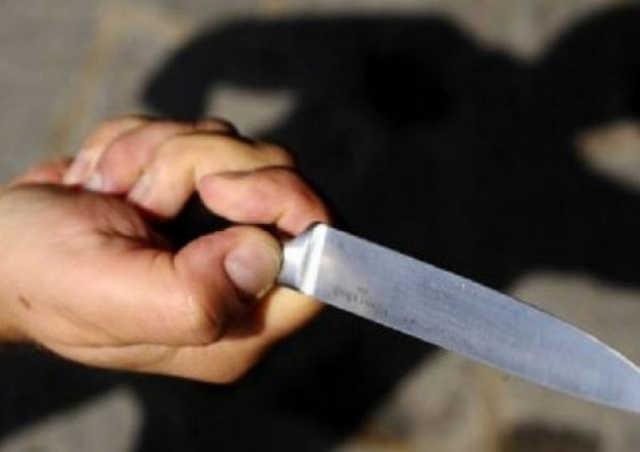 Plagosi me thikë një person, arrestohet 50-vjeçari në Fier
