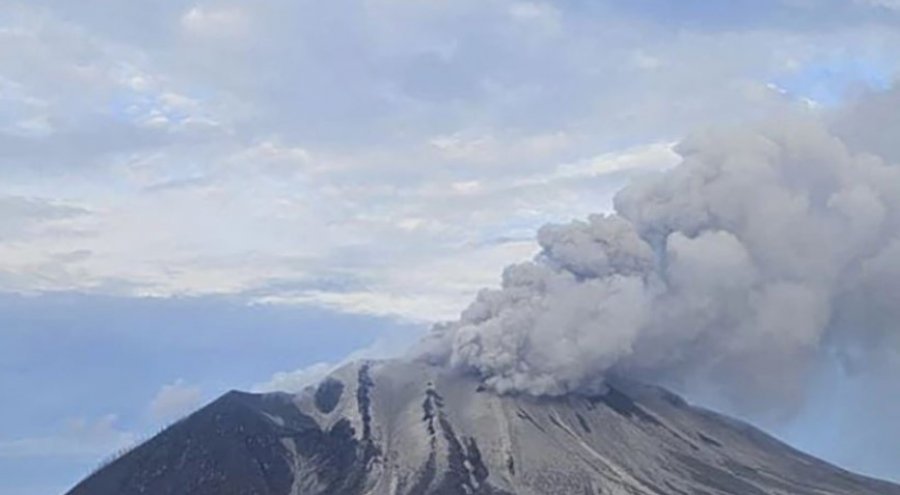 Indonezi/ Mbi 12 mijë persona evakuohen pas shpërthimit të vullkanit