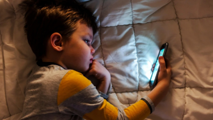 Ndaloni telefonat inteligjentë për fëmijët nën 13 vjeç, televizorin nën 3 vjeç