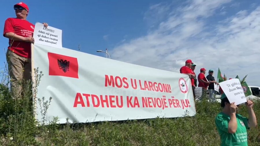 'Mos u largoni! Atdheu ka nevojë për ju', protestë simbolike në Rinas