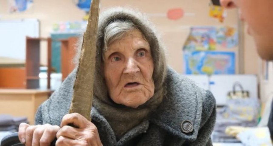 98-vjeçarja ukrainase rrëfen udhëtimin e vështirë, si eci në këmbë për t’i shpëtuar ushtrisë ruse