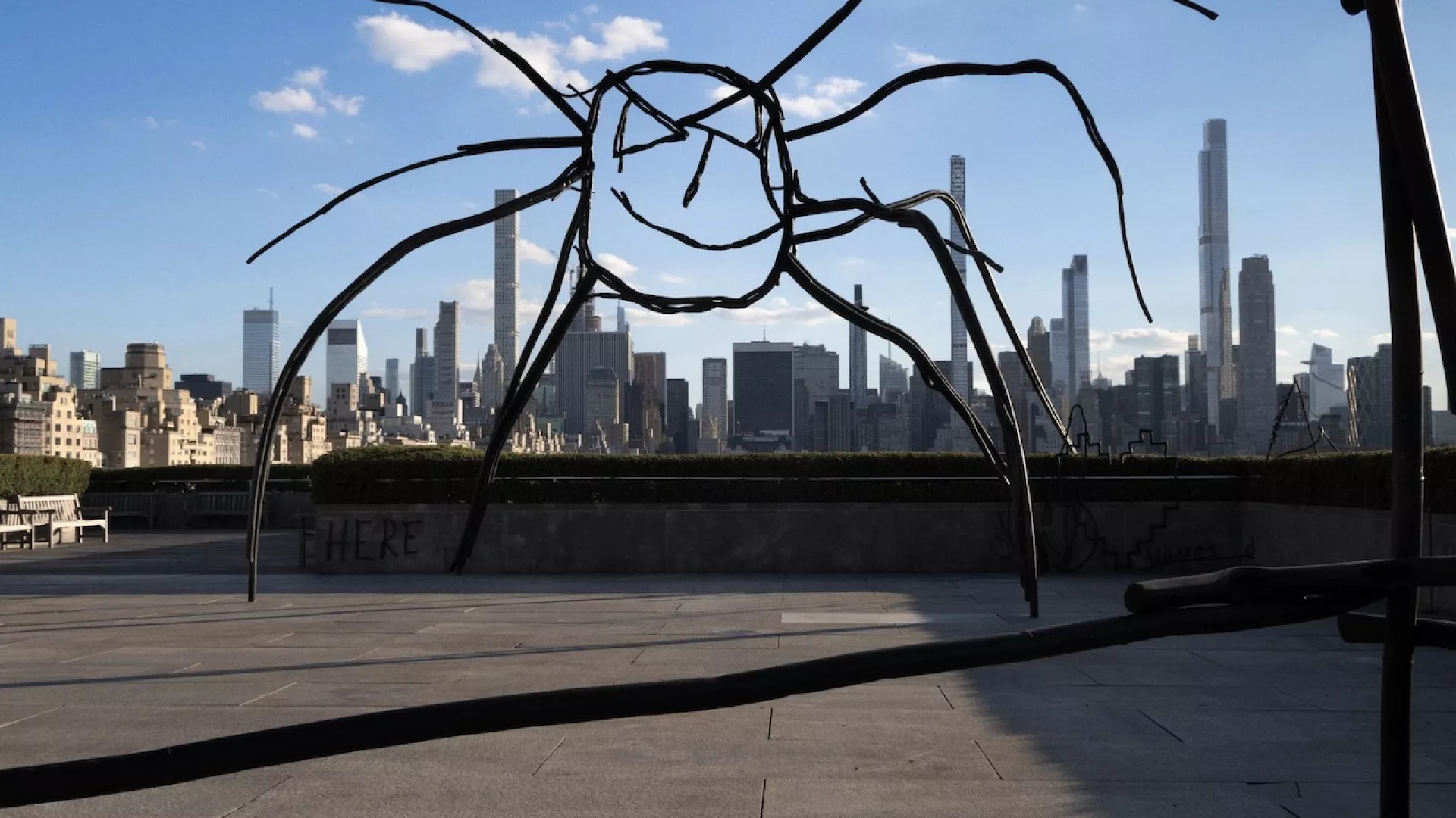Skulpturat nga shkarravinat të artistit kosovar pushtojnë taracën e Muzeut të Artit në Nju Jork