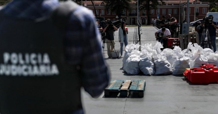 Kapen 1.8 ton kokainë në një varkë në ishullin Saint-Martin, policia kërkon kontrabandistët