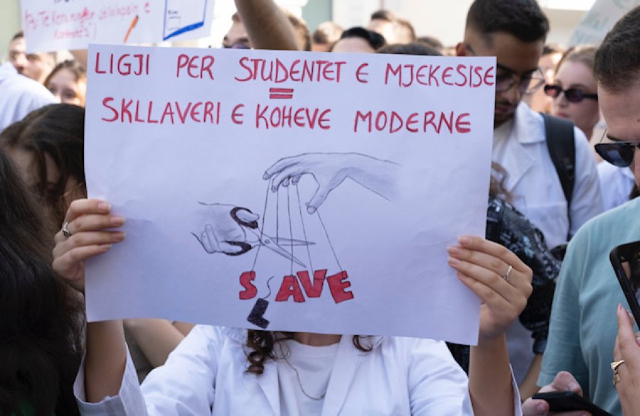 Studentët e Mjekësisë paralajmërojnë sërish qeverinë: Nëse vazhdoni të na injoroni, do ta merrni përgjigjen!