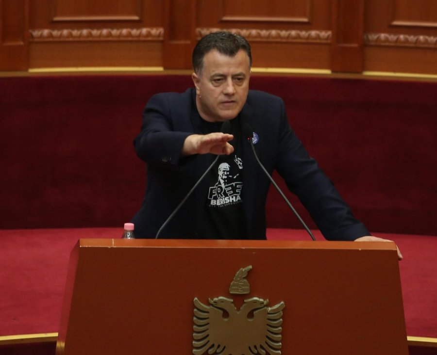 Noka në Kuvend me bluzën 'Lironi Berishën': Skandali te Magjistratura, krim shtetëror i sigurimsit Arben Rakipi 