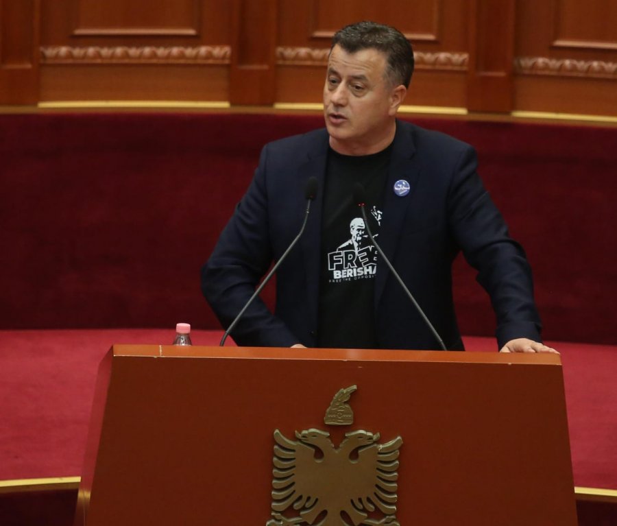 FOTOLAJM/ ‘Free Berisha, free the opposition’- Noka me mesazh të veçantë në parlament