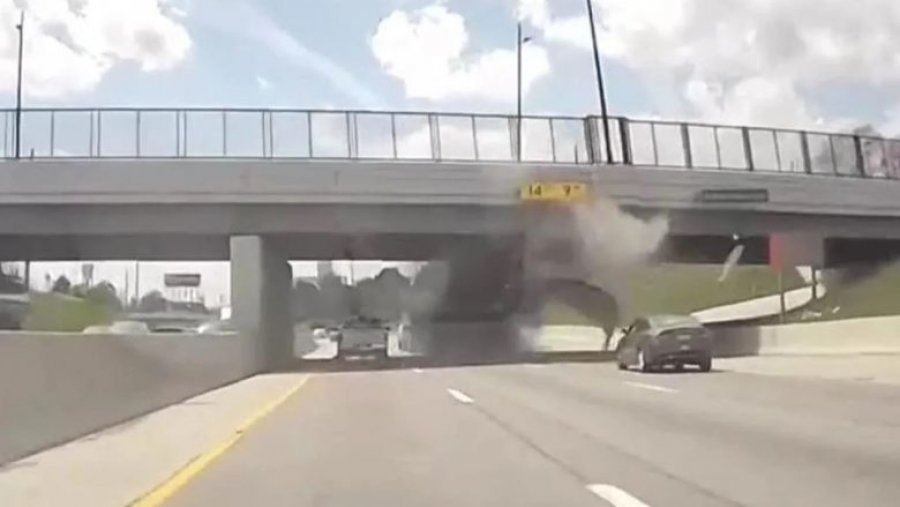 Momenti kur një kamion me zhavorr përplaset në një mbikalim në Detroit