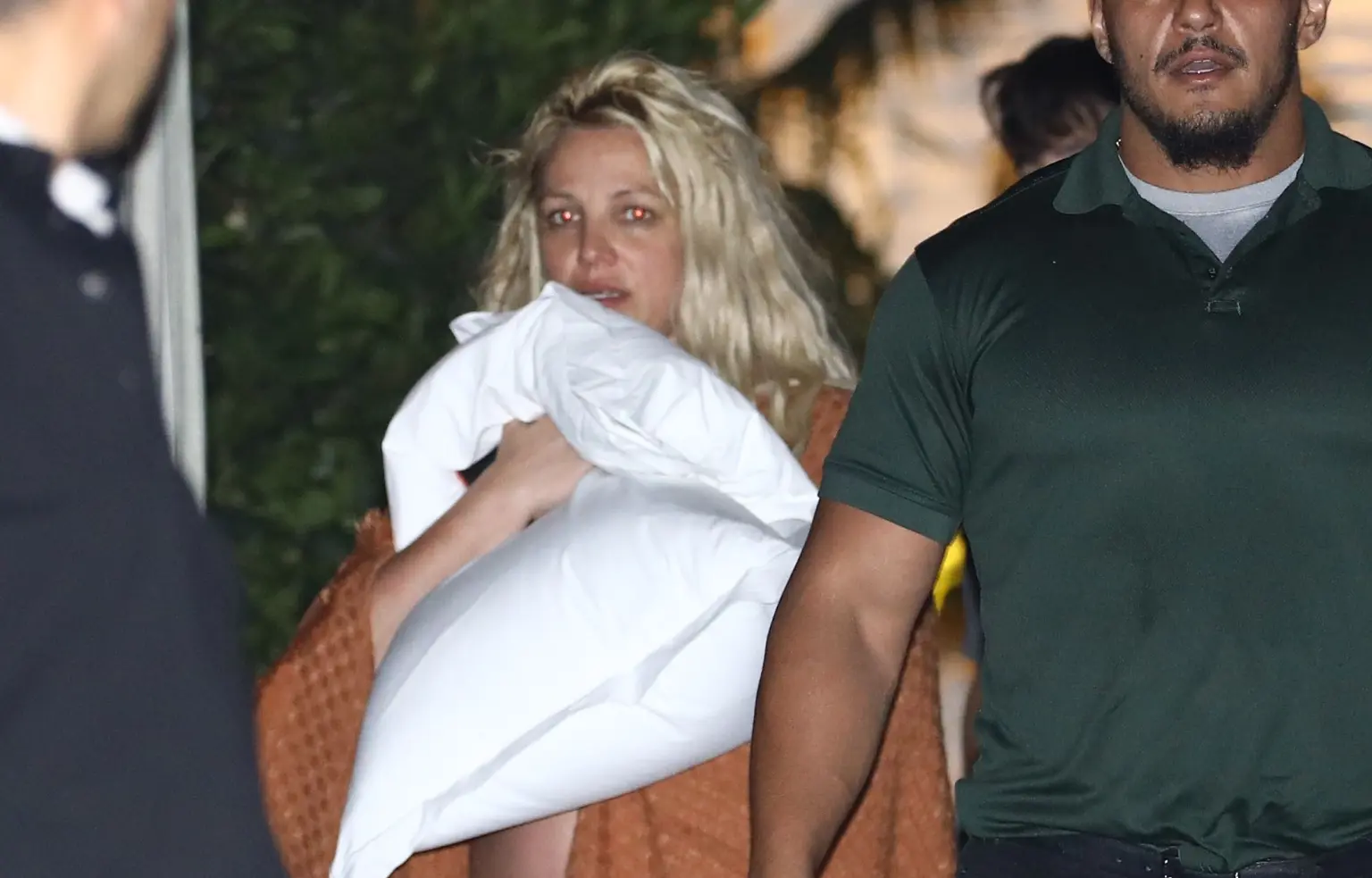 Sherri me të dashurin/ Britney Spears tregon këmbën e ënjtur, ja kë fajëson