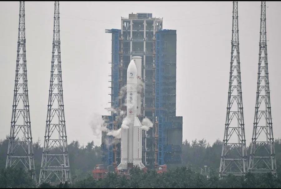 ‘Nxehet’ gara për hapësirën, Kina lëshon sondën që pritet të ulet në anën e ‘padukshme’ të hënës