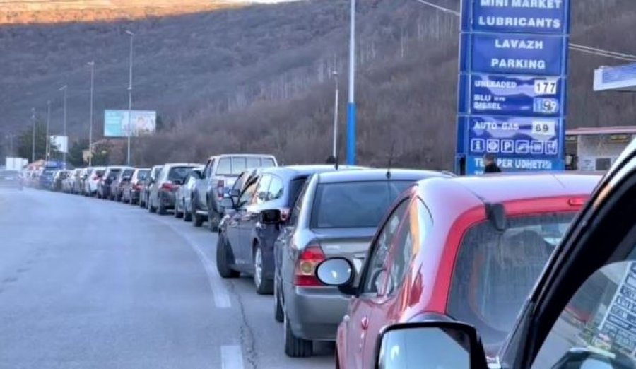 Pashka Ortodokse kthen emigrantët në atdhe, fluks në kalimin kufitar të Kapshticës