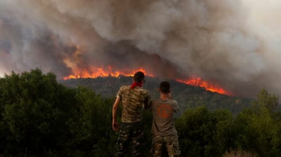 Dyfishohet numri i zjarrfikësve, Greqia shton kapacitetet për të luftuar zjarret masive