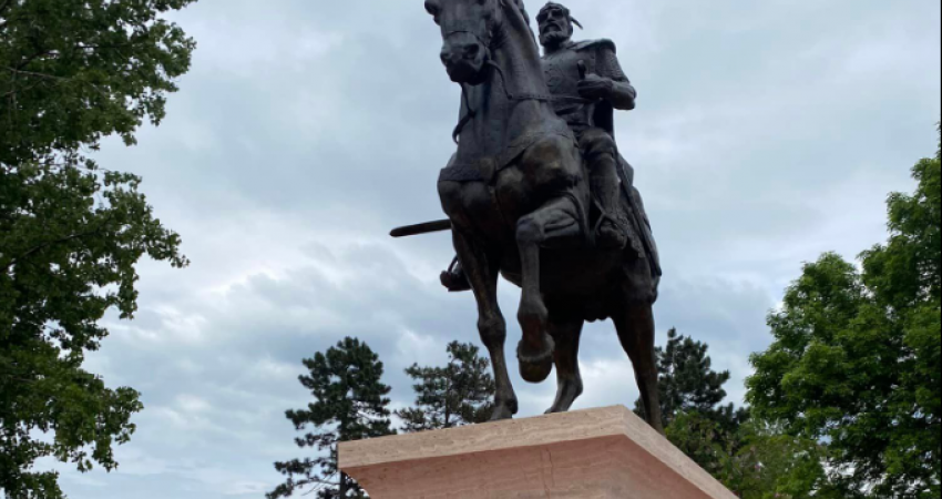 Jo veç në Gjakovë, monumenti i Skënderbeut u vendos edhe në dy qytete të tjera evropiane