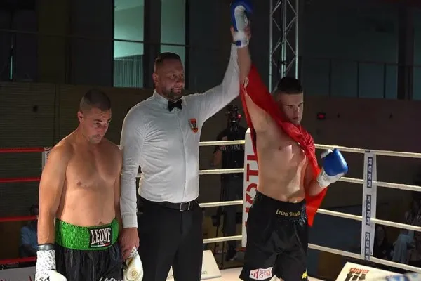 Boks/ Erion Veseli debuton me fitore në boksin profesionist