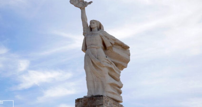 Kurti poston një foto të monumentit “Nëna Shqipëri”: Vetëm dëshmorët e kanë përfunduar angazhimin për vendin