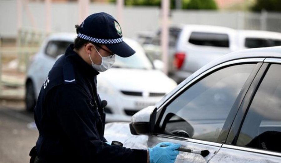Australi/ Sulmoi me thikë dy persona, adoleshenti vritet nga policia