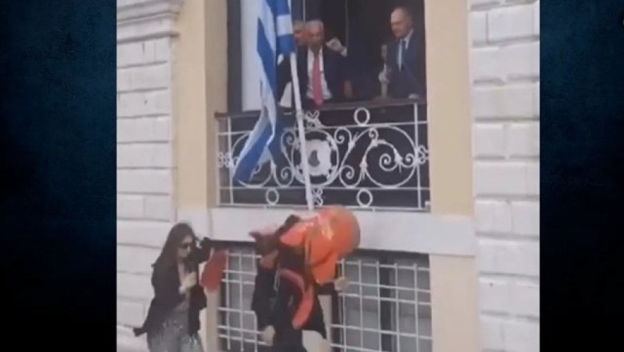 VIDEO/ Korfuz – Ceremonia, ena prej balte hidhet nga kryebashkiaku mbi kokën e vajzës