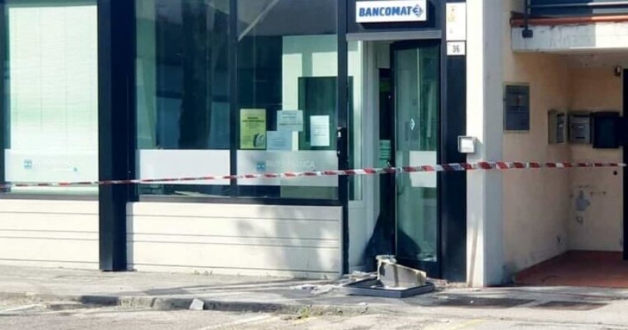 I vendosin tritolin bankomatit në Itali, por një nga grabitësit plagoset rëndë