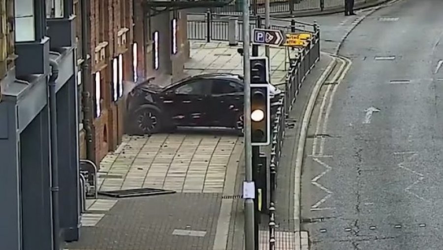 VIDEO/ Aksidenti i pazakontë në Britani, shoferi i dehur u përplas në ndërtesën e teatrit